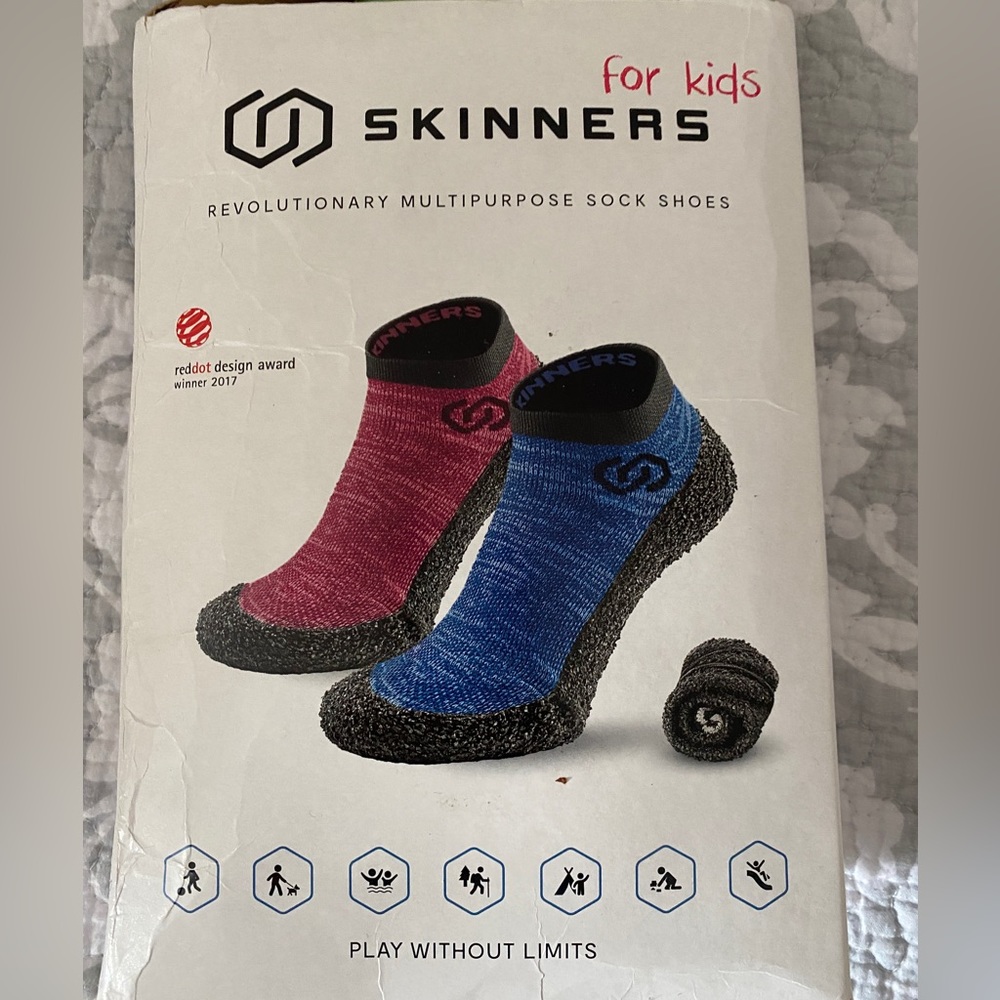Skinners for Kids * Brand new in box * Black * US size 10.5-11.5
